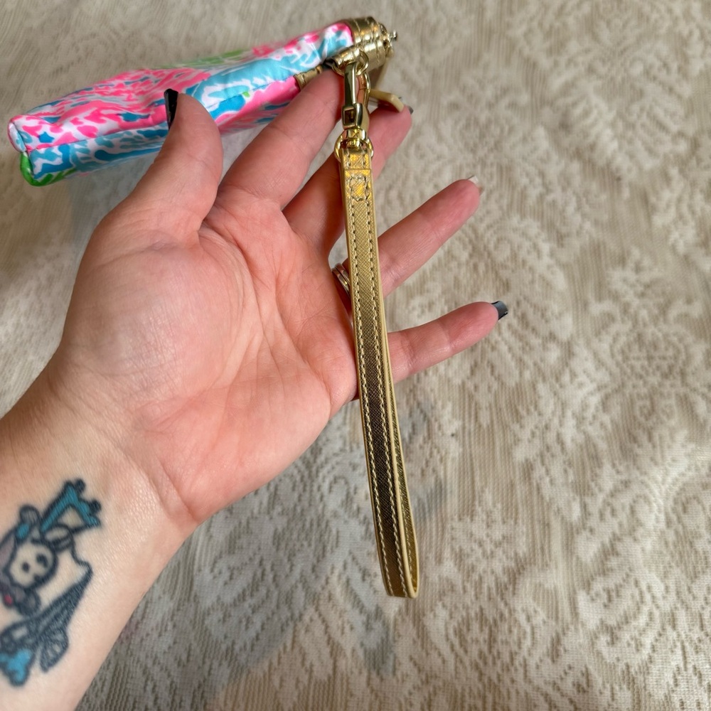 Lilly Pulitzer Toosie wristlet in “let’s cha cha cha” - Picture 6 of 8